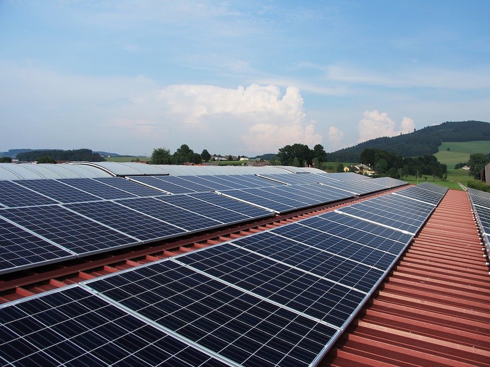 Paneles solares en techo de una Pyme